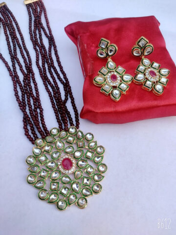 Shimti Alloy Gold-plated Maroon, Gold, White Jewellery Set (Pack of 1) – Maroon